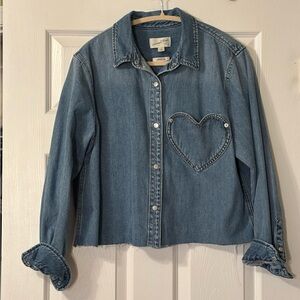 Universal Thread Relaxed Fit Denim Snap Front Raw Hem Shirt Size M